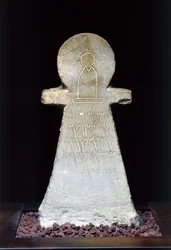 Votivstele, möglicherweise Tanit darstellend (Kalkstein)